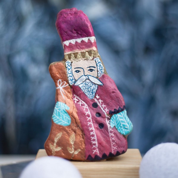 Mikołaj z prezentami malowany na kamieniu